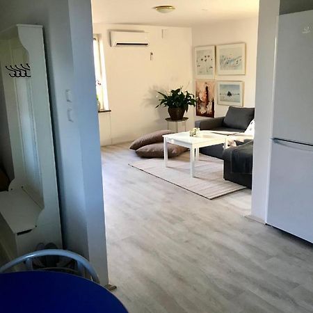 Appartamento Rymlig Laegenhet I Avdelat Hus Med Egen Parkering Kaglinge Esterno foto